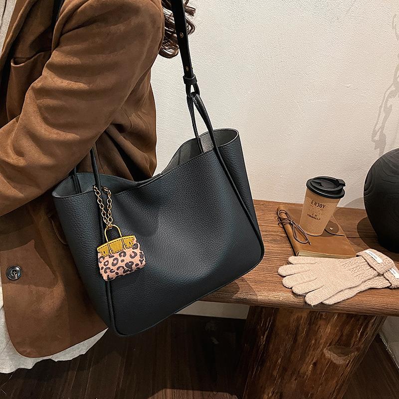 2025 Autumn New Fashion Trend Versatile Women's Tote Bag Large Capacity Messenger Bag Solid Color Splicing Bag