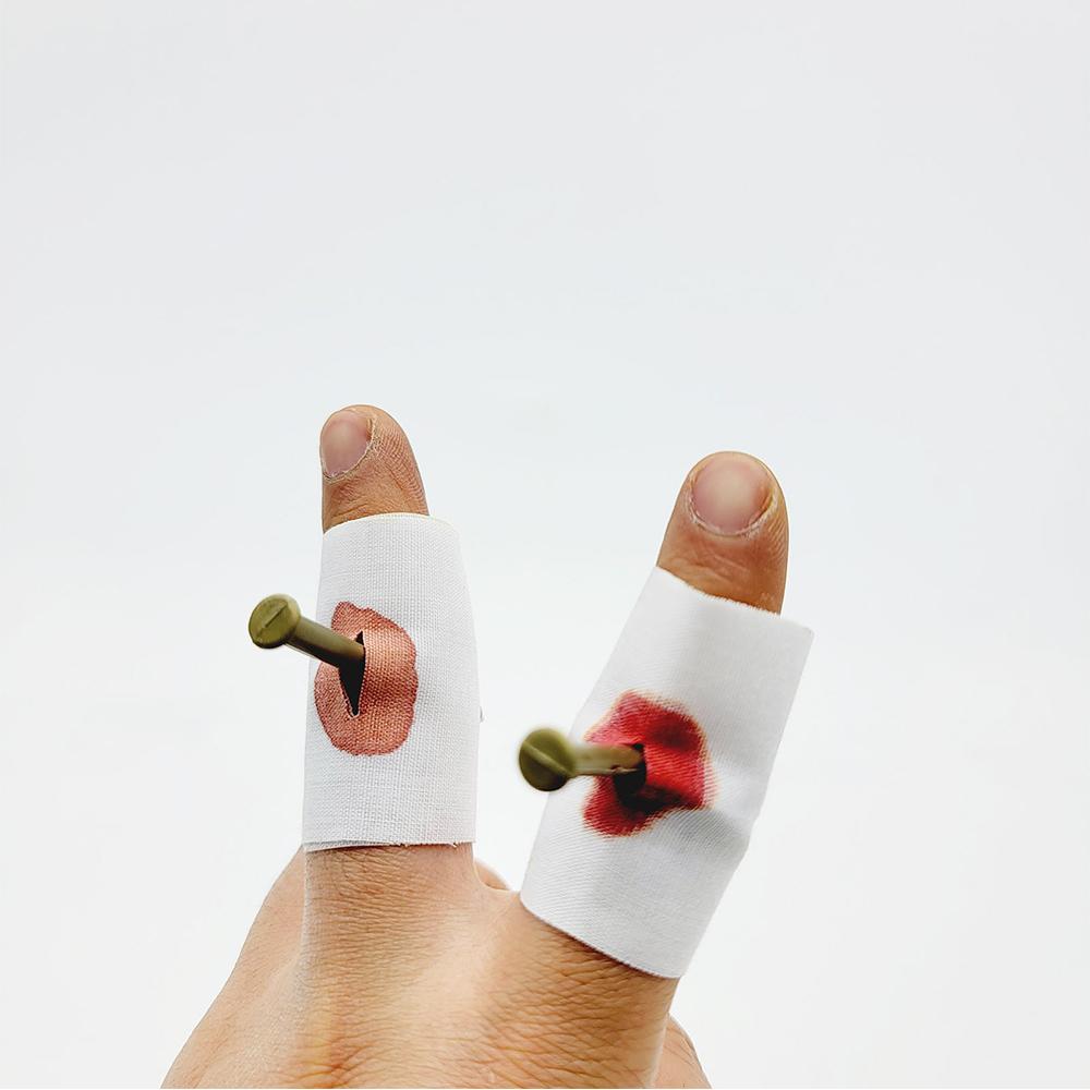 2Pcs Halloween Fake Nails Prank Toys with Fingers for Party Trick Games