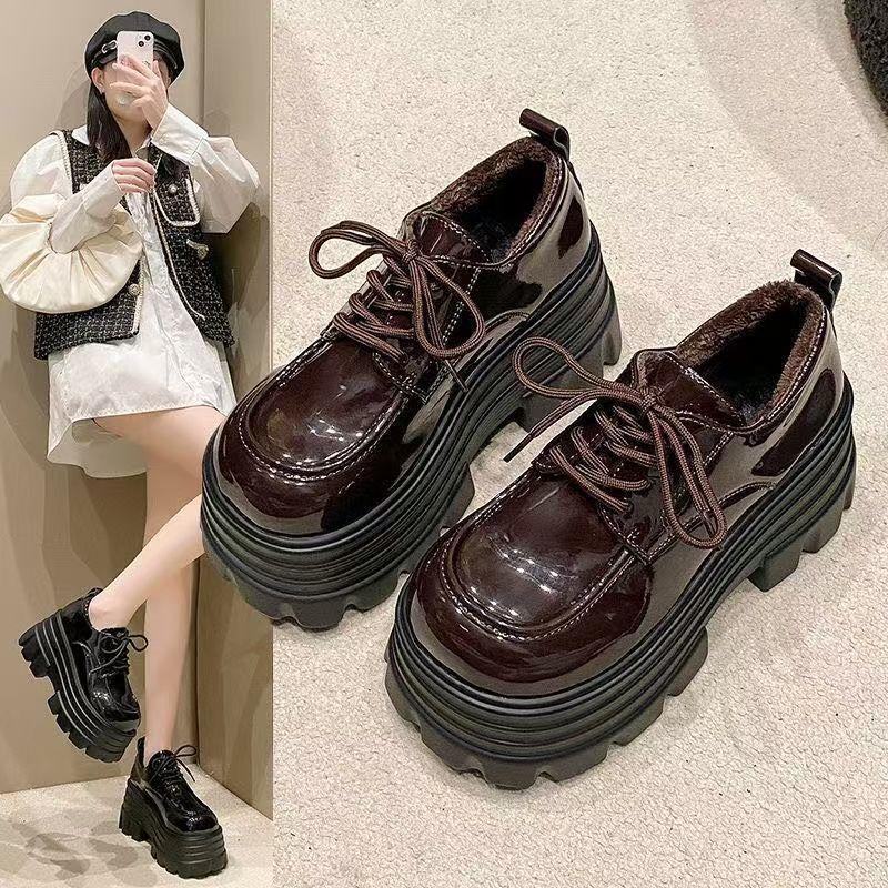 Små läderskor dam 2025 vinter nya små retro svarta platå franska djup urringning snörning höjande loafers