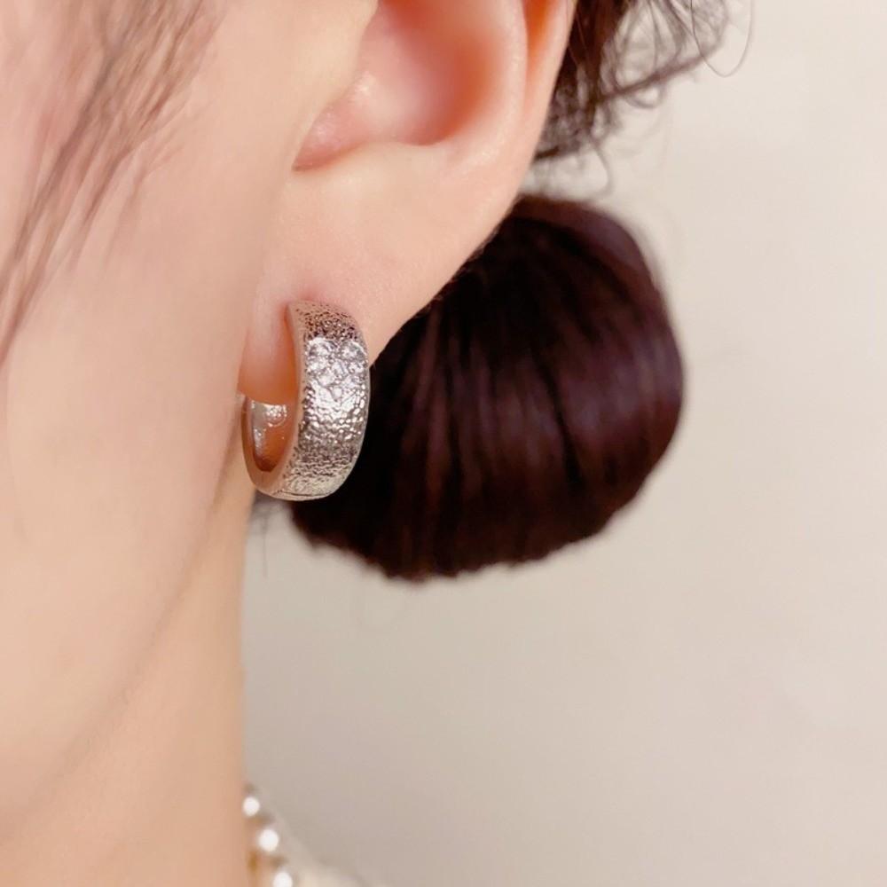 Luxury Round Circle Earrings Simple Design Exquisite Earrings Elegant Metal Hoop Earrings Women