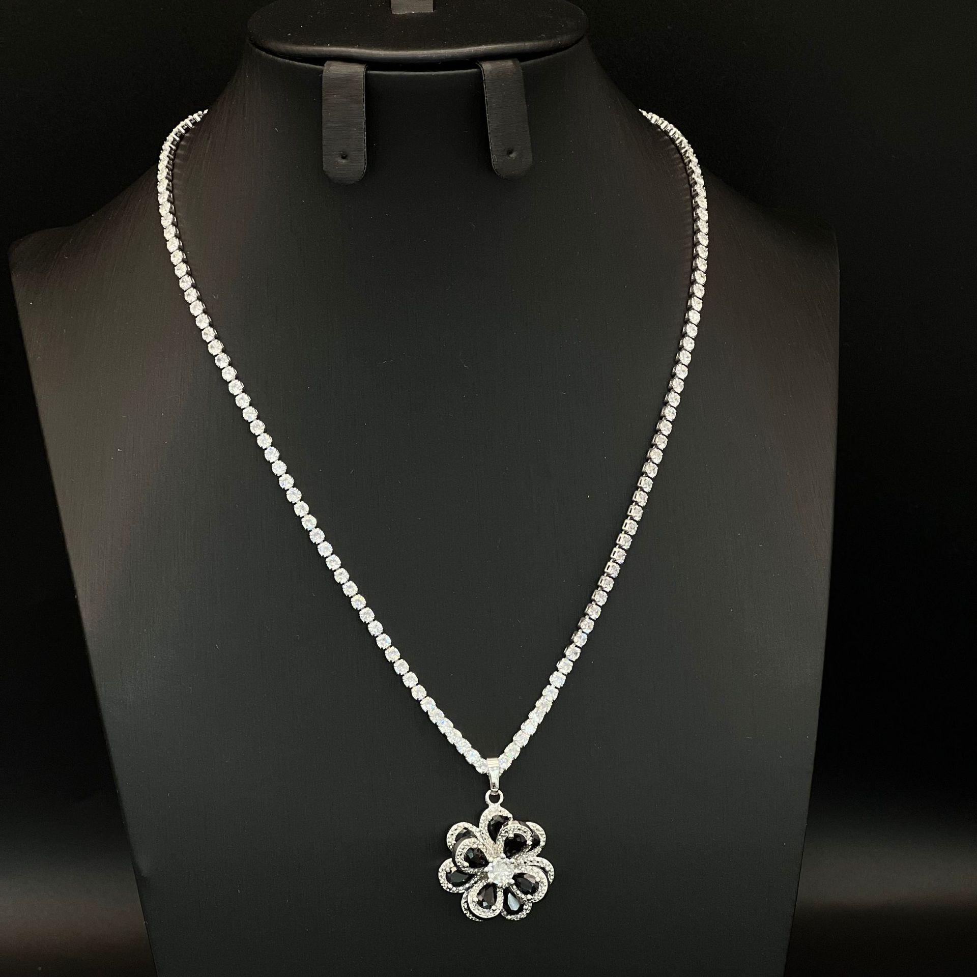 

Cross-border Zircon Camellia Necklace: Elegant Layered Floral Design in Light Luxury.