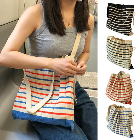 

Женская сумочка в полоску с рюшами в подарок