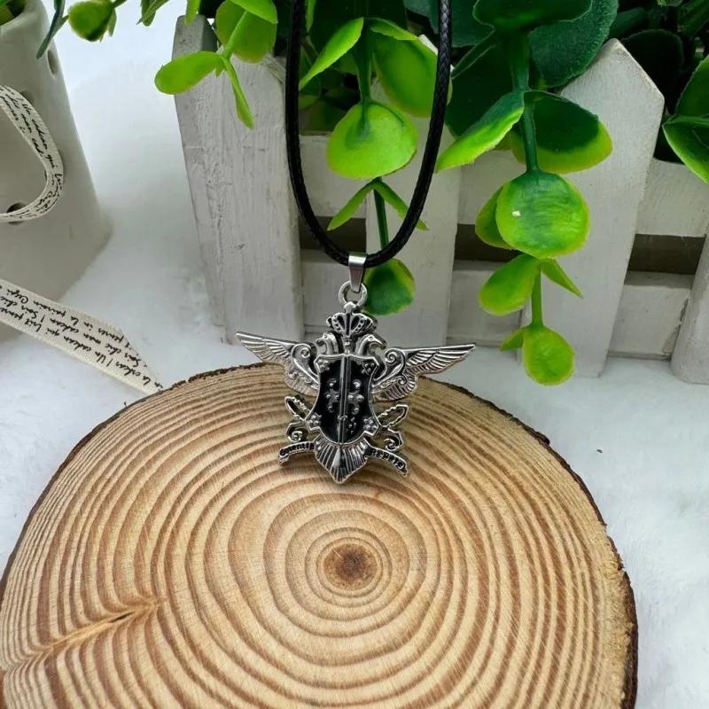 Anime Black Butler Ciel Phantomhive Sebastian Michaelis Broszki i Naszyjnik dla Mężczyzn Czarna Emaliowana Odznaka Biżuteria Cosplay