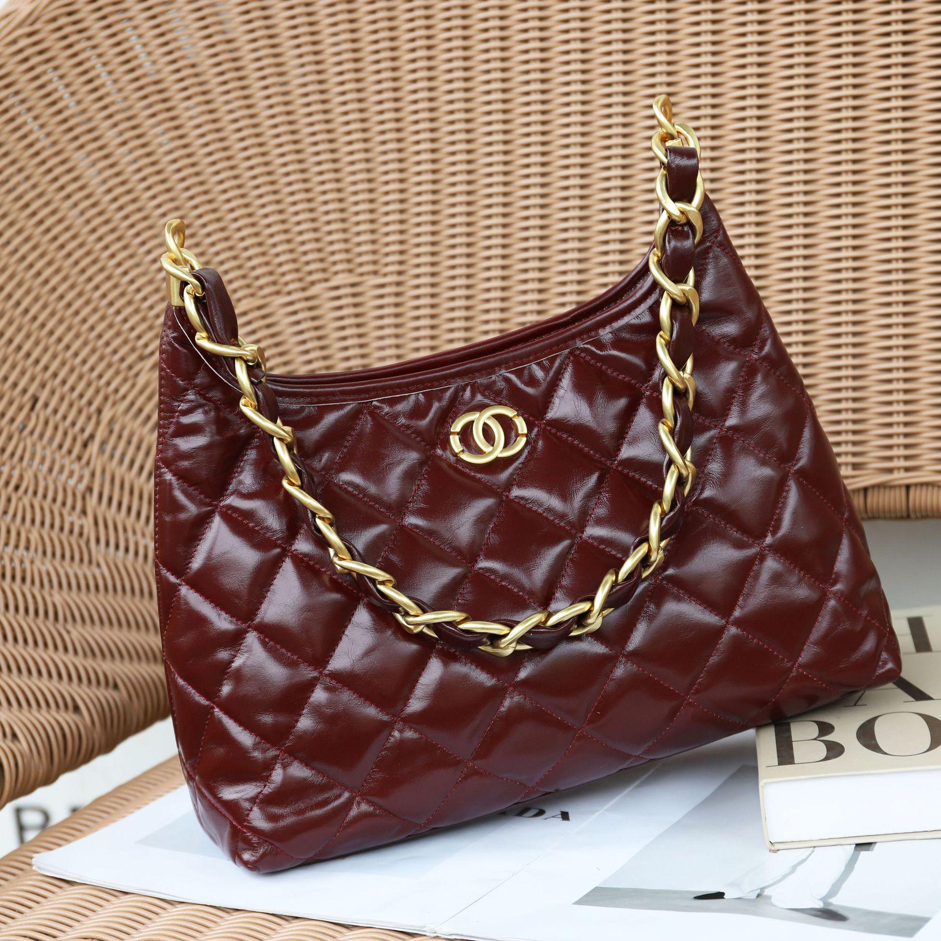 

2025 Retro Fragrance-Style Oiled Wax Leather Bucket Bag: High-End Quilted Hobo with Thick Chain 32x11x25 CM