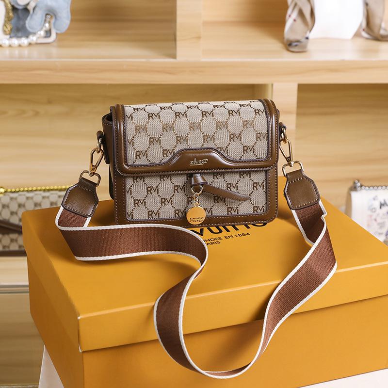 

Весенне-летние новые женские сумки, маленькие квадратные сумки высокого класса с принтом букв, кожаные сумки через плечо темно-коричневого