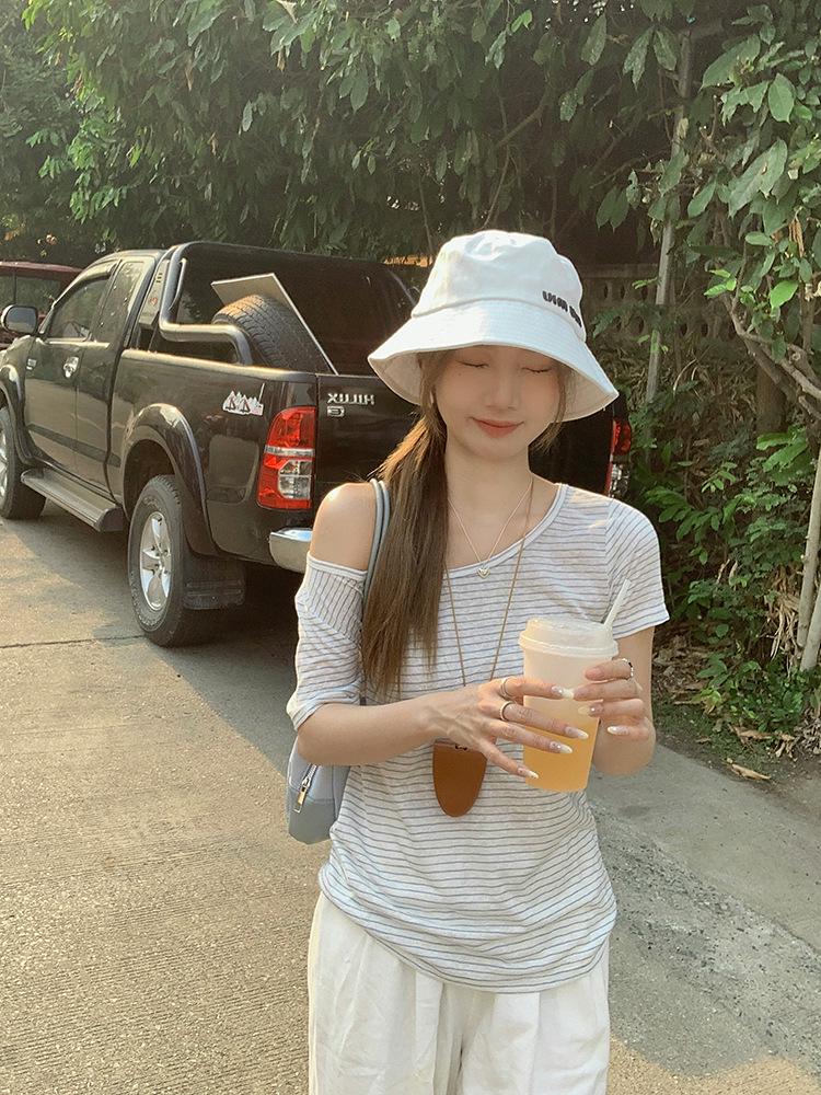 

Женская полосатая футболка с открытыми плечами: Стройный Летний Шик Small