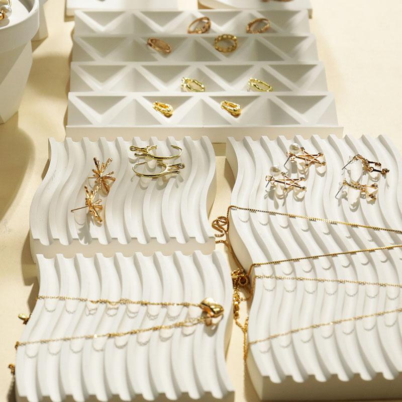 Présentoir à bijoux, plâtre blanc en forme de T, plateau pour bagues et boucles d'oreilles contenant des bijoux, présentoir à bijoux, accessoires photo