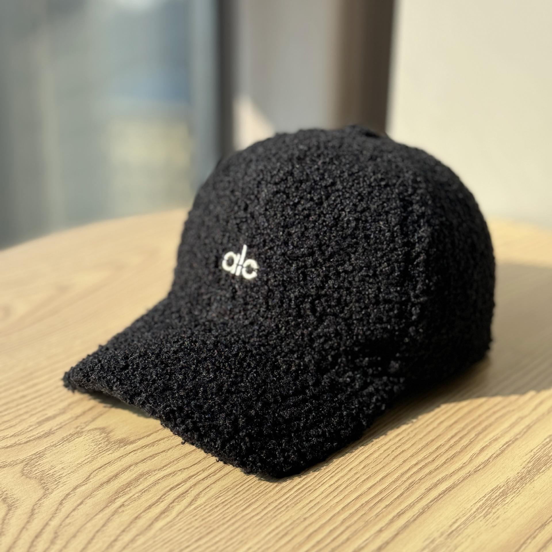 

New Lamb Wool Plush Hat for Women, Autumn and Winter, Face-Slimming Baseball Cap, Large Head Circumference, Warm, Embroidered, Thickened Duckbill Cap Adult54-60Adjustable чёрный