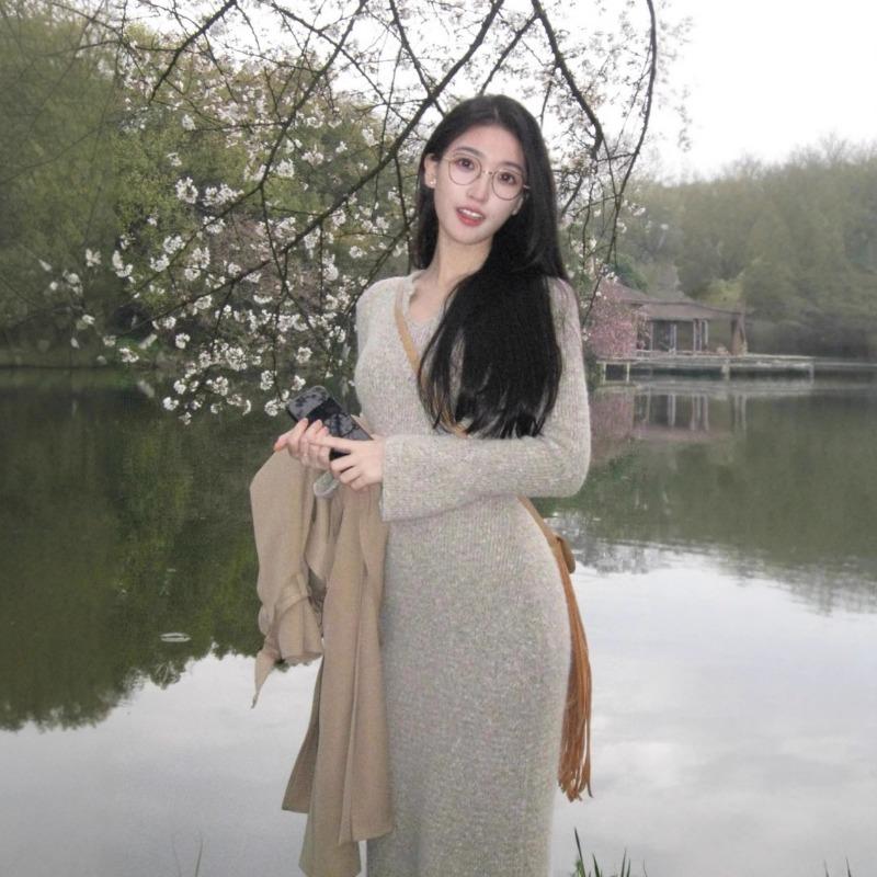 Design sense v-neck knitted dress women's early spring new horn sleeve sweater long skirt temperament waist A-shaped skirt