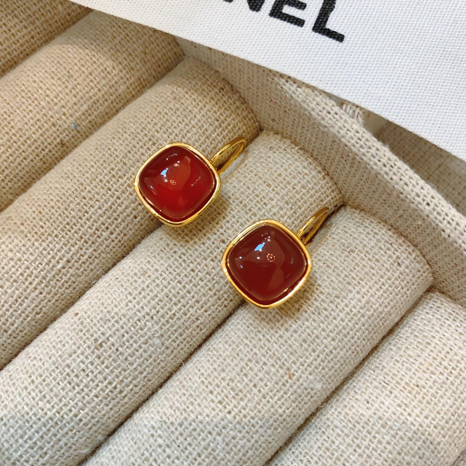 

Черные и красные ретро серьги-гвоздики женские универсальные темпераментные с высоким чувством стиля в гонконгском стиле французские серьги серьги