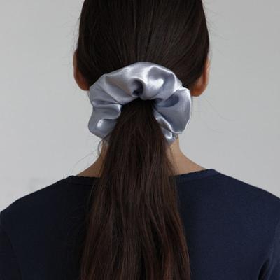 38comeoncommon Seidiger Satin Scrunchie (Lavendelgrau)