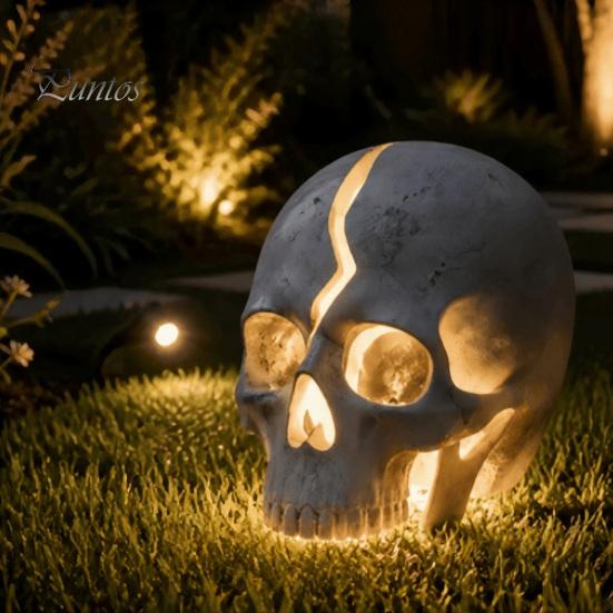 Gothic Resin Ornament Cracked Skull Garden Solar Light, LED Statue Spooky Industrial Table Decor Ornament, Halloween Decoration for Haunted House Bar