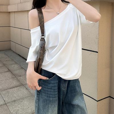 Camiseta feminina azul de manga curta com ombro de fora, estilo novo, solta, de verão, meia manga, casual, de um ombro só