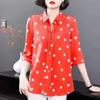 Bluzka w kropki dla kobiet w średnim wieku z kołnierzykiem, krótkim rękawem, luźnym krojem