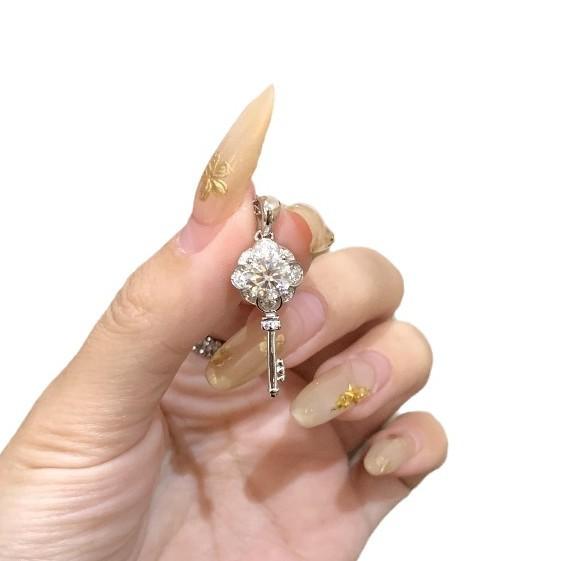 Light Luxury High-End Sense Ten Thousand Flowers Mozzarella Diamond Key Necklace Inlaid With Diamonds Exquisite Noble Cold Feeling Collarbone Chain