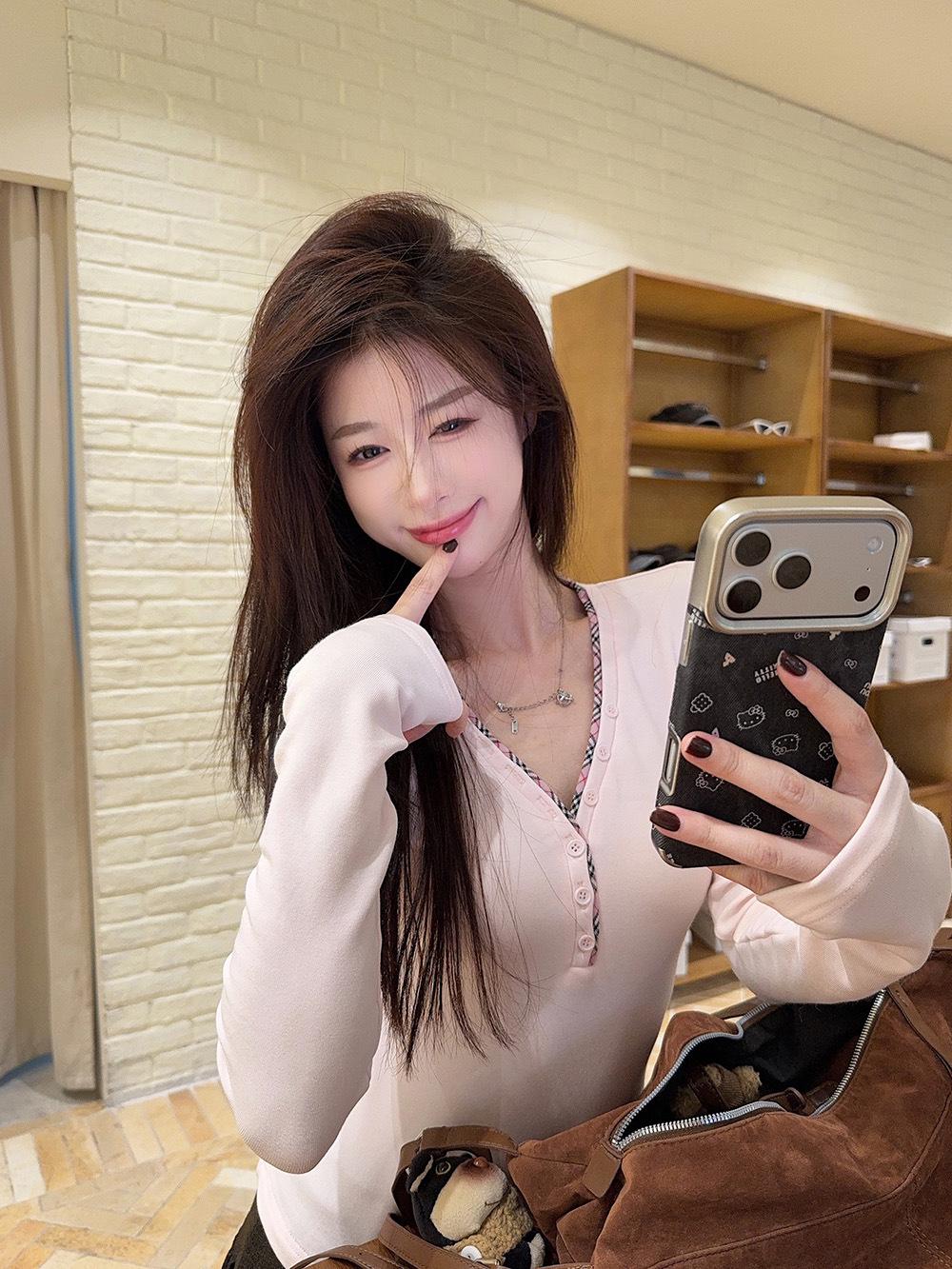 Stylish Women s V-neck Pink Plaid Long-sleeve T-shirt: Slim Fit, Winter Layering Essential Medium розовый