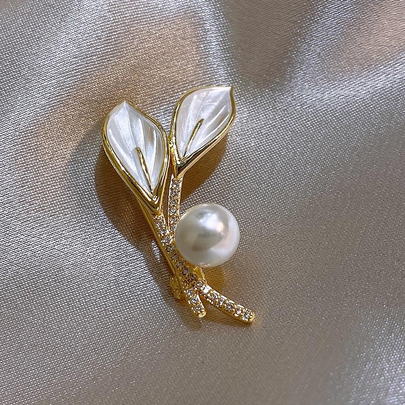 2024 Women's High-Grade Anti-Exposure Brooch: Stylish, Niche Design Clothes Pin.