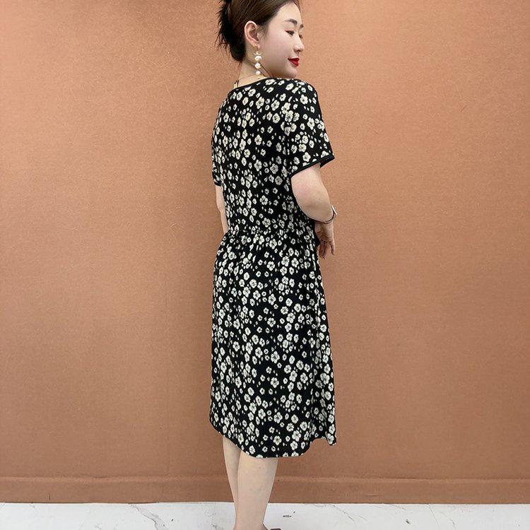 

Elegant 2026 Summer Dress for Middle-Aged Women: Stylish Short-Sleeved Skirt for 40s and 50s 5XL