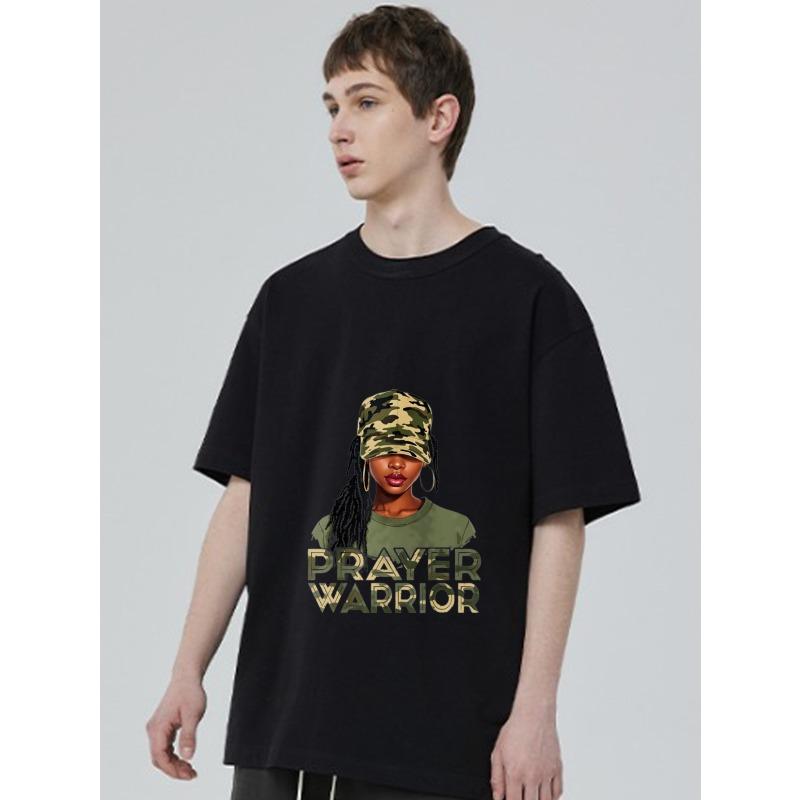 Černé tričko s grafikou Modlitebního bojovníka a designem maskáčové čepice pro běžné nošení