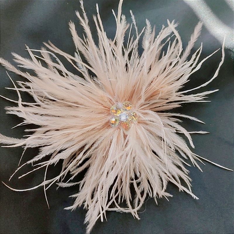 

Оригинальная брошь из страусиных перьев с бриллиантами, инкрустированными вручную, женская высококачественная меховая брошь-булавка, сказочные декоративные аксессуары, циркониевый цветок Beige ostrich feather brooch