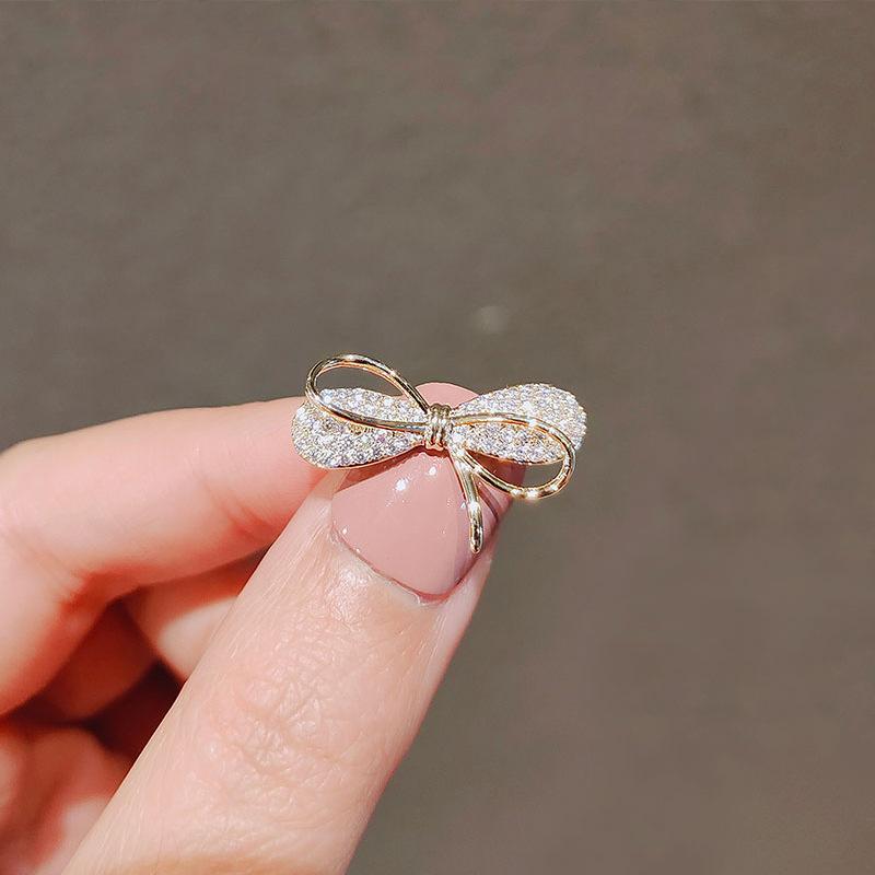 

Опаловая вспышка бриллиантовый бант маленькая брошь универсальный темперамент булавка анти-свет артефакт фиксированная одежда костюм булавка воротник