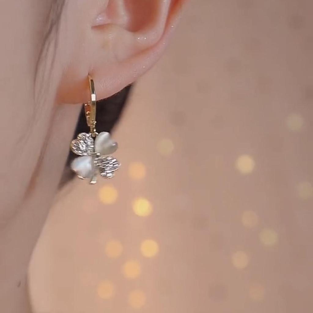 Hochwertige, luxuriöse, grüne, vierblättrige Kleeblatt-Ohrringe, zarte, gut aussehende Ohrringe, Schnalle, modischer Trend von Diamant-Set-Damenohrringen