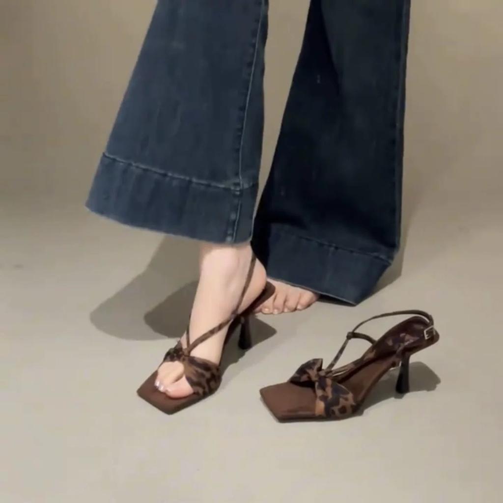 Dames Hoge Hakken 2026 Zomer Nieuw Vintage Luipaard Buiten Vierkante Neus Sandalen Mode Strikband Dunne Hak Gesp Riem Pumps