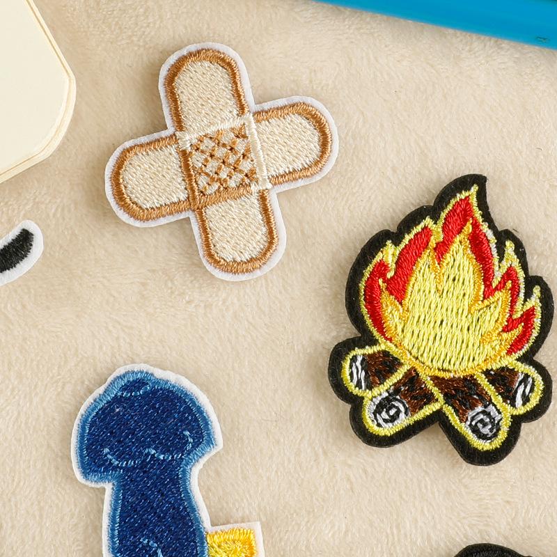 Kreslená oční náplast a vyšívaný odznak na oblečení