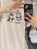 Damski bawełniany T-shirt z krótkim rękawem w retro wzór z kotkiem, kolekcja lato 2025