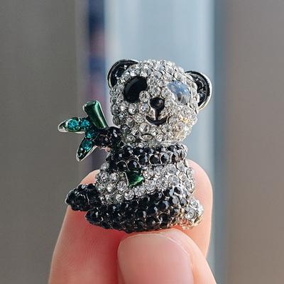 Spilla Panda di Nicchia Senso del Design Femminile Cartone Animato Animale Strass Spilla Temperamento Anti-Luce Accessori Corsage