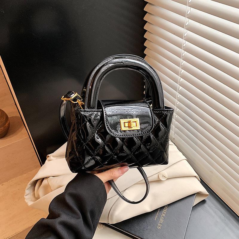 

Новая модная однотонная сумка с ромбовидным узором и средневековой ручкой, портативная, на плечо, кроссбоди, трендовая женская сумка чёрный