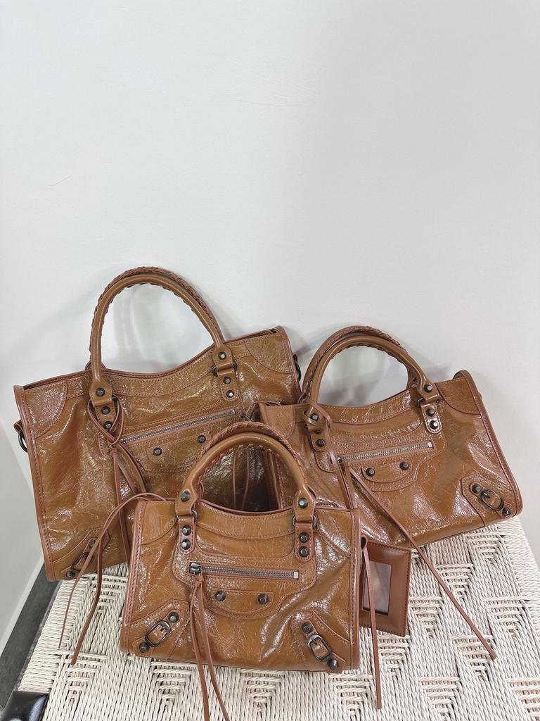 Hot Girl Cool Studded Caggle Motorcycle Bag Twist Tote Bag Oil Wax Cowhide Tote Bag Women's Single Shoulder Underarm Bag