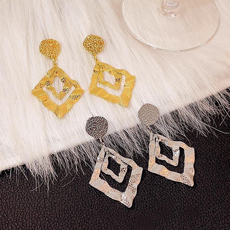 

Retro Punk Embossed Diamond Metal Earrings - European & American Street Style