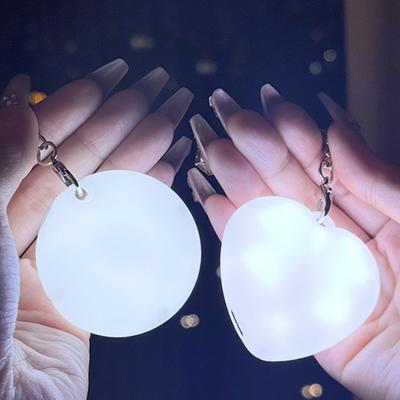 LED-Schlüsselanhängerleuchte mit Berührungssensor für Handtasche, wiederaufladbare Taschenleuchte mit 4 niedlichen Formen, helle Finder für Schlüssel und Geldbörse im Dunkeln