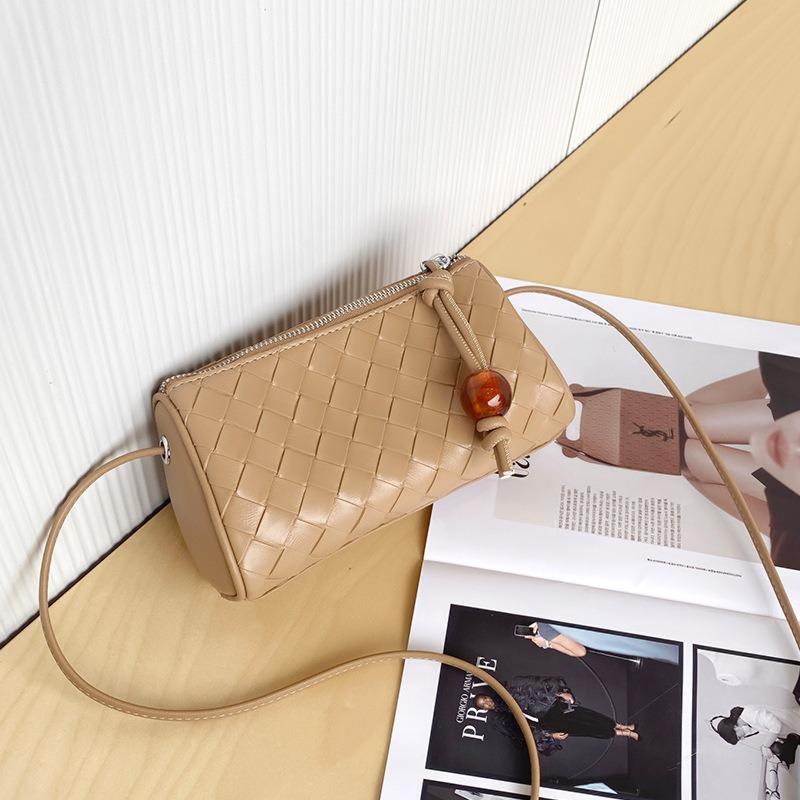 Simple Small Bag Women's New Versatile Shoulder Messenger Bag Women's Woven Leather Women's Bag Mobile Phone Bag
