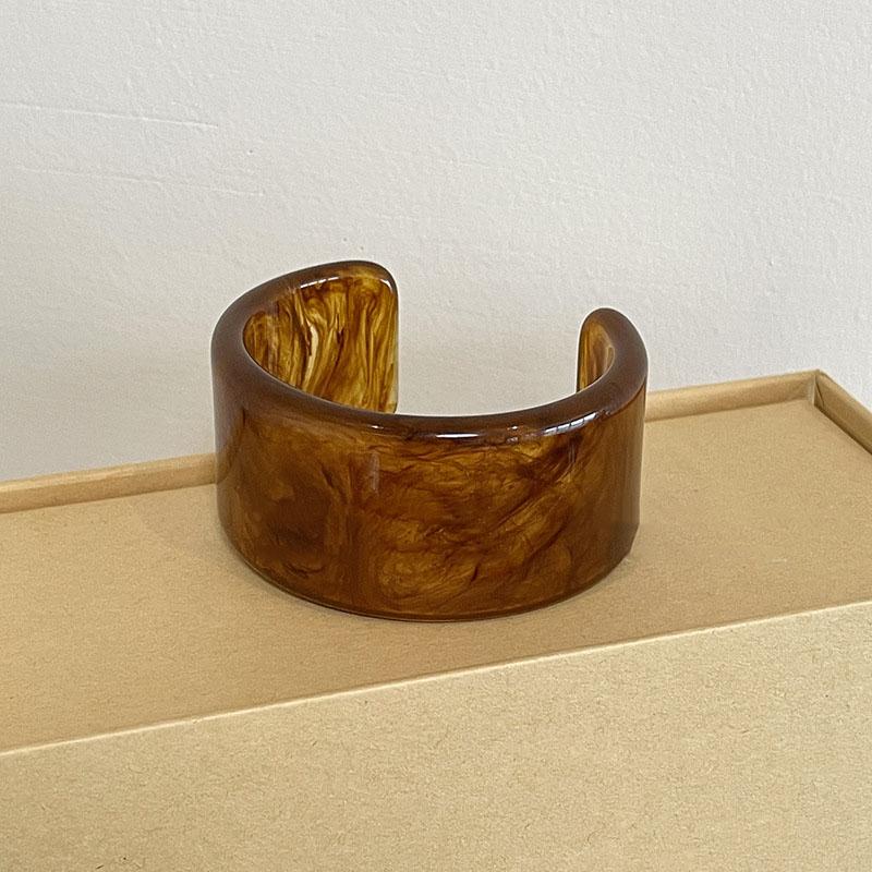 Geometric Irregular Acrylic Ring Bracelet with a High-end and Vintage Style for Women Designed As a Bracelet Accessory