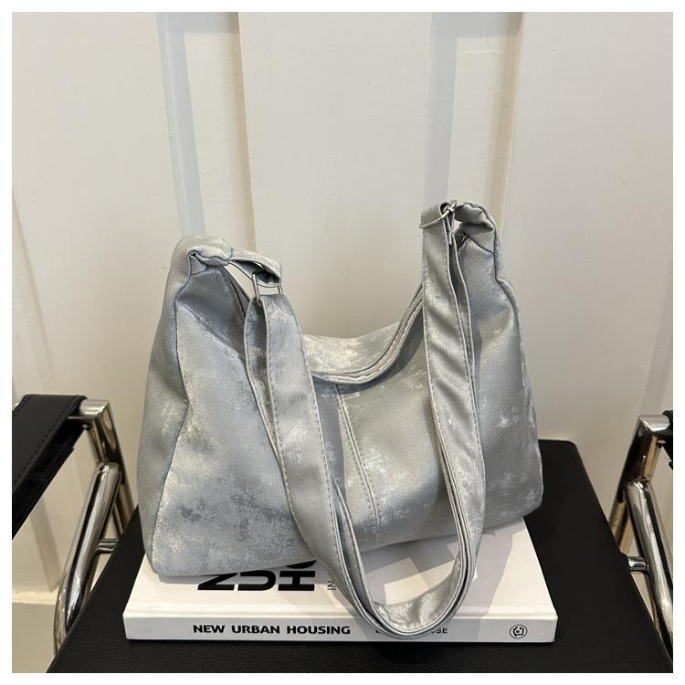 

Модная сумка-тоут большой вместимости с мягкой поверхностью, лето 2025, повседневная, новая, с персонализированным подвесом, однотонная, повседневная, на плечо, женская