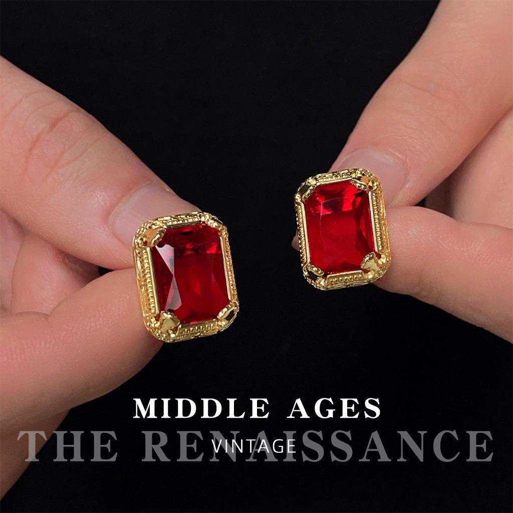 Средневековая Тяжелая Промышленность Серьги-пусеты с красными кристаллами на площади Серьги Французского двора Серьги