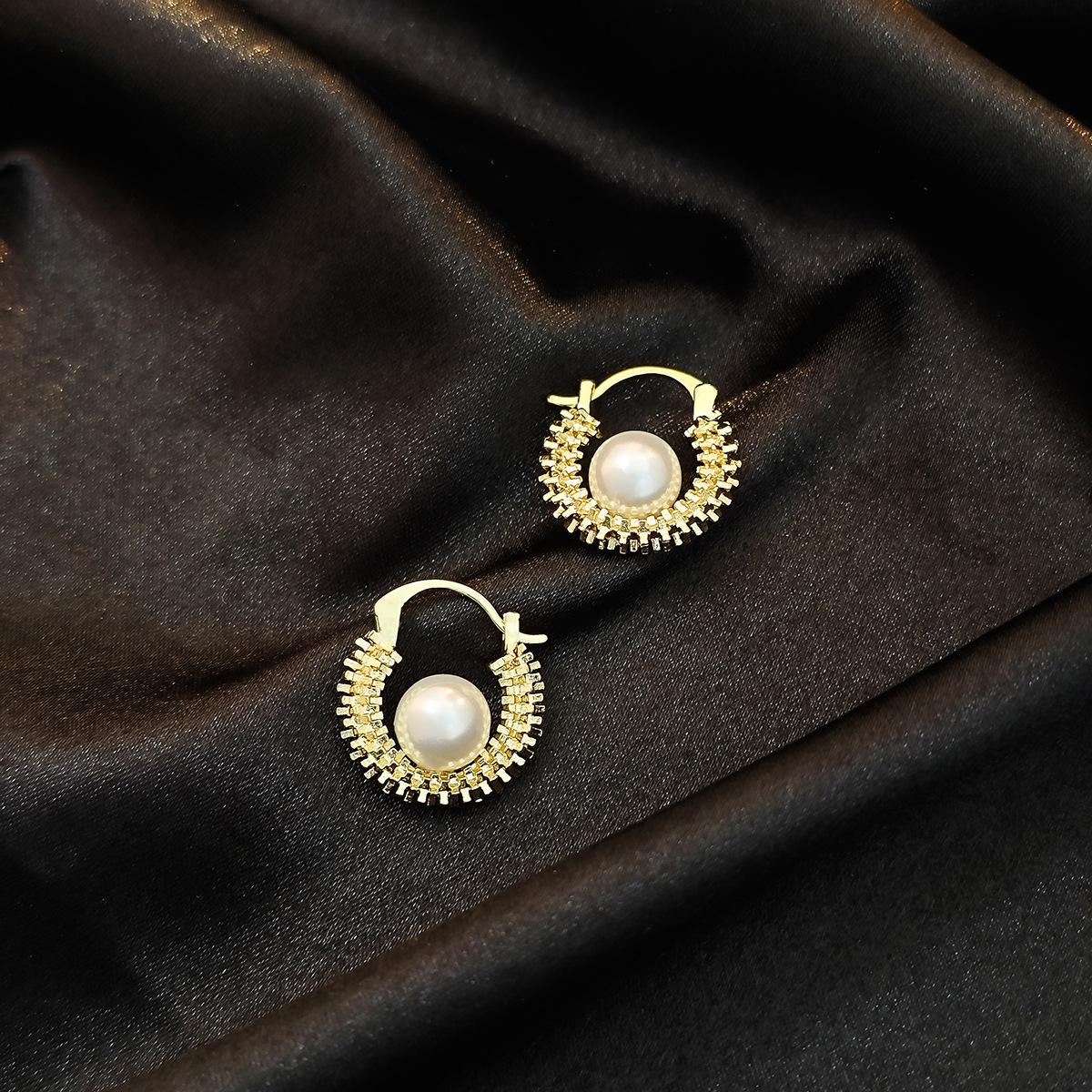 

Шикарные металлические серьги неправильной формы с винтажным дизайном и минималистичным стилем для повседневной или деловой носки золотой