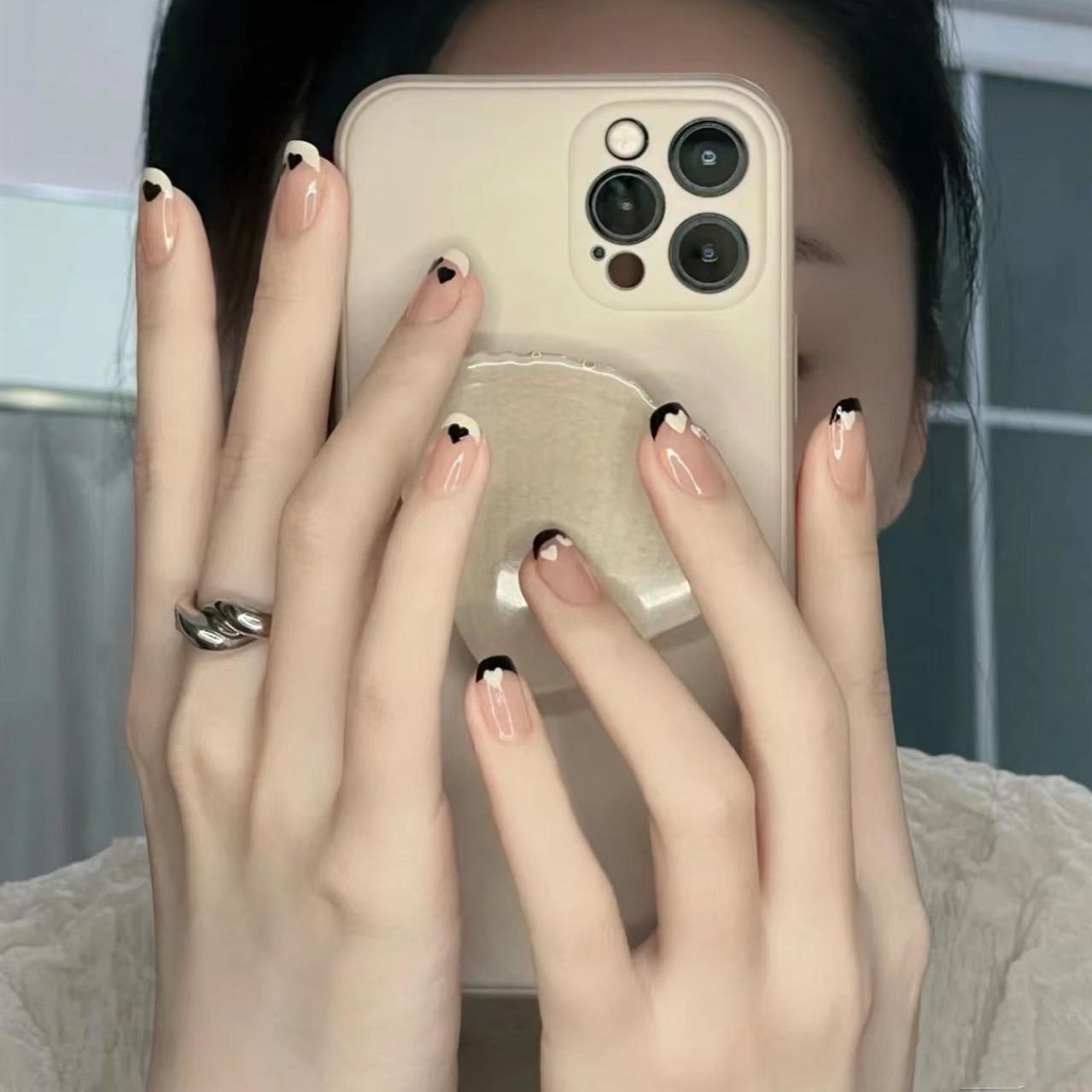 

24-Piece Black & White Heart Design Wearable Press-On Manicure Fake Nails