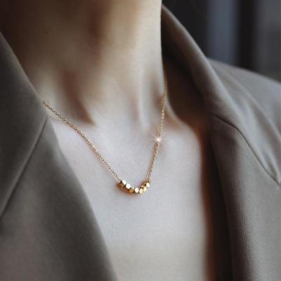 Colar Feminino de Aço Titânio para Clavícula 2024: Luxo Leve, Elegância Única, Design Inspirado em Prata e Cubo de Açúcar