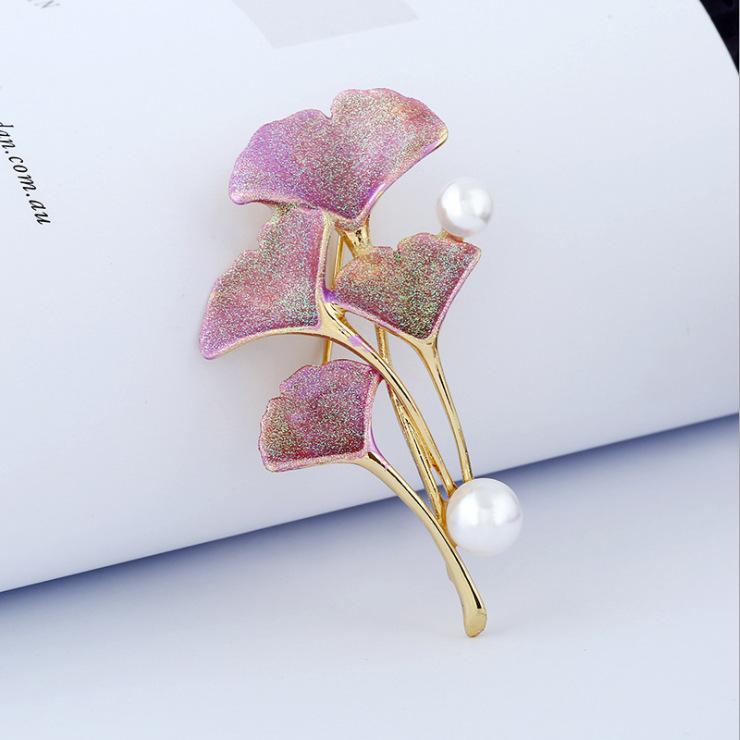 

Новая темпераментная элегантная брошь-булавка с жемчугом в виде гинкго билоба, универсальная для свитера, пальто, простая корсажная брошь высокого класса с аксессуарами