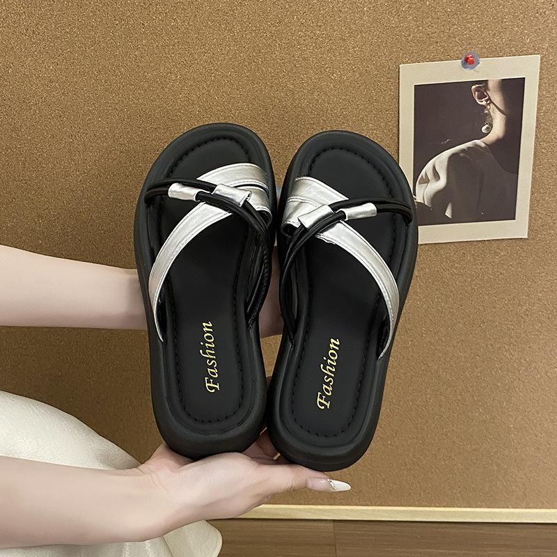 Thick-soled Shit-stepping Slippers Women's 2025 New Summer Cross-strap Beach Shoes Korean Version Out of the Street Fashion Sandals