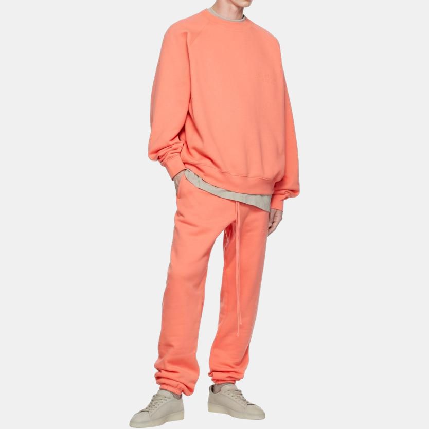 Fear of God Essentials Sudadera de forro polar con cuello redondo y estampado de logo, unisex, color coral FOG-FW22-259