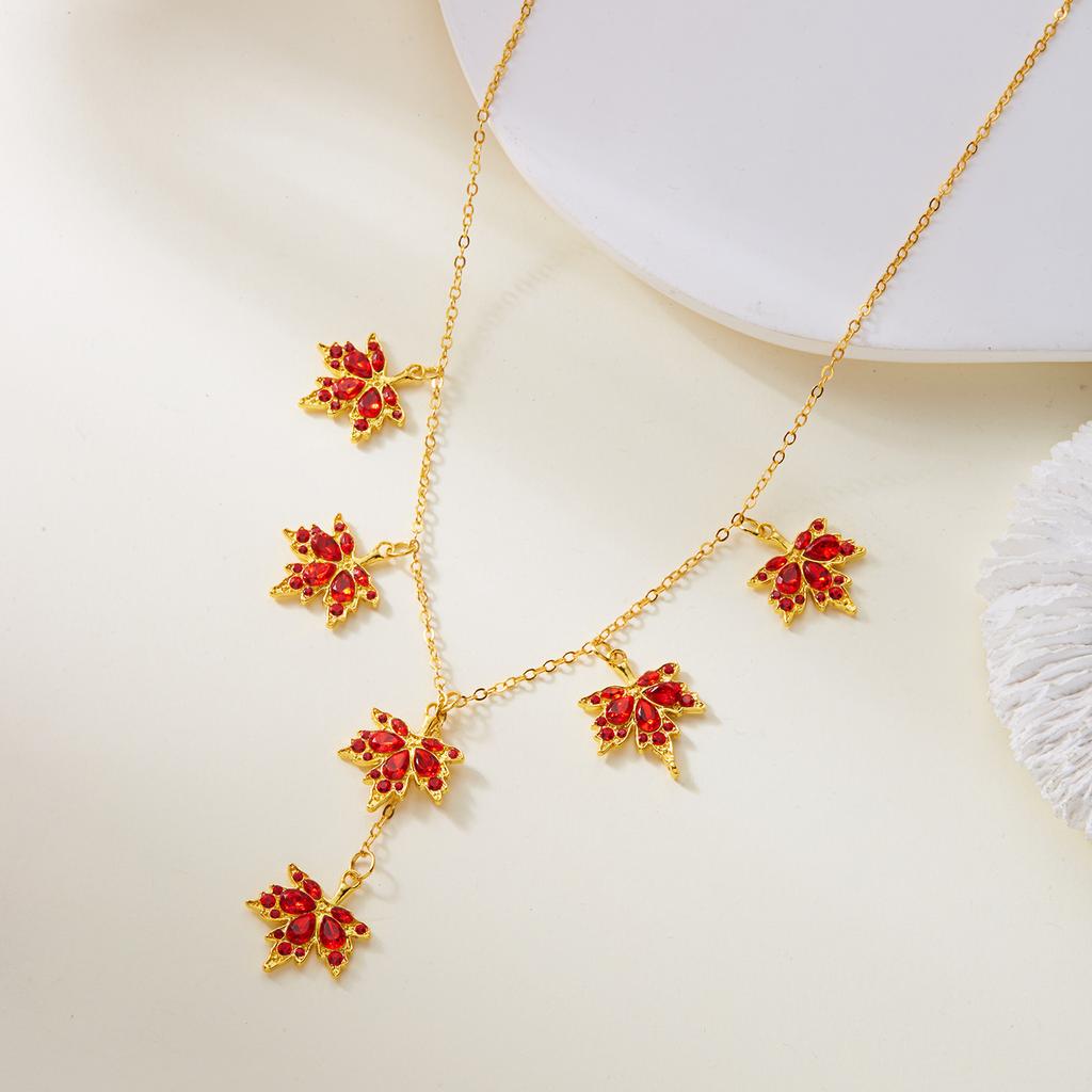 Automne et hiver collier feuille d'érable rouge femme design de niche haut de gamme mode de luxe léger polyvalent chaîne pull nouvel an