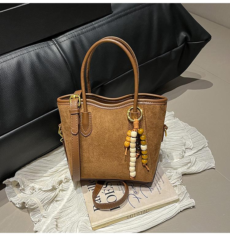 Premium Sense Portable Bucket Bag Women 2025 Autumn and Winter New Versatile Tote Bag Popular Shoulder Bag Retro Messenger Bag