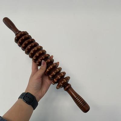 Dřevěný masážní váleček pro uvolnění svalů