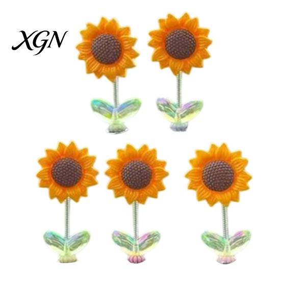 Interior Aesthetic Accessories 5Pcs Wobble Sunflower Car Dashboard Decor, Resin Spring Flower Ornament Cute Office Desk Decorations with Non