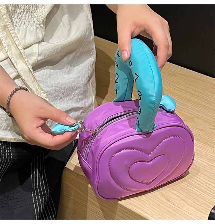 

Original Design Pink Heart Portable Makeup Bag Fashion Cosmetic Organizer for Women Small Hand-held Toiletry Bag Wholesales New Middle