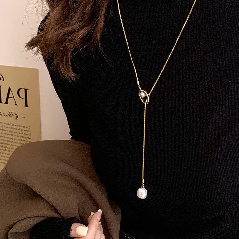 Hochwertige Geometrische Perlen- und Gold-Anhänger Halskette mit Silberperlen - Elegantes Leichtluxus-Accessoire für Damen